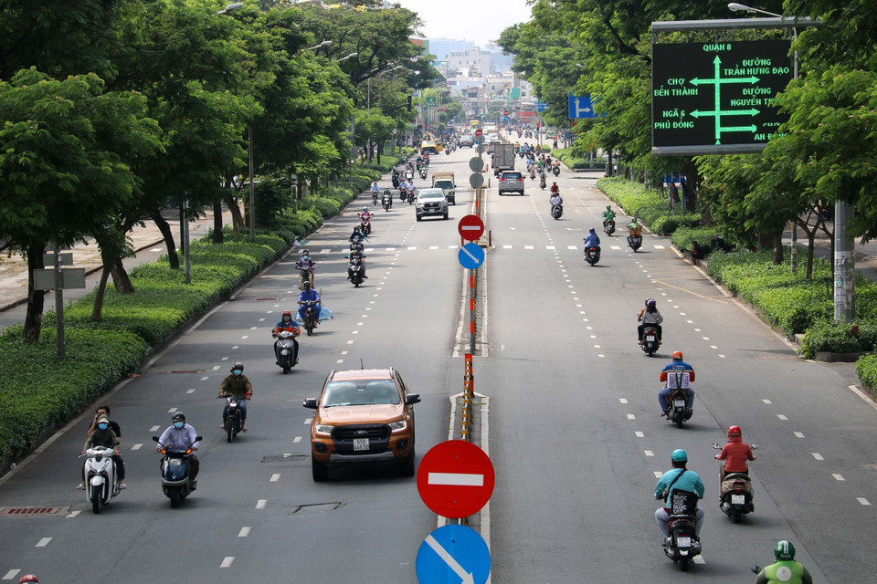 Đông đúc người xe lưu thông trên đường Nguyễn Văn Cừ, Quận 1, TP Hồ Chí Minh. (Ảnh: Thanh Vũ/TTXVN)