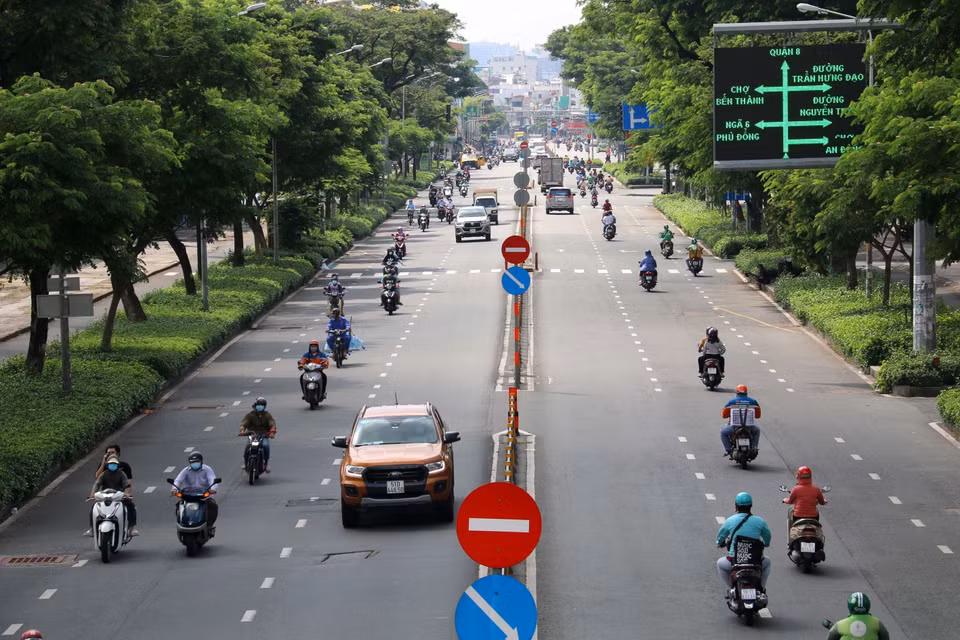 Đông đúc người xe lưu thông trên đường Nguyễn Văn Cừ, Quận 1, TP Hồ Chí Minh. (Ảnh: Thanh Vũ/TTXVN)