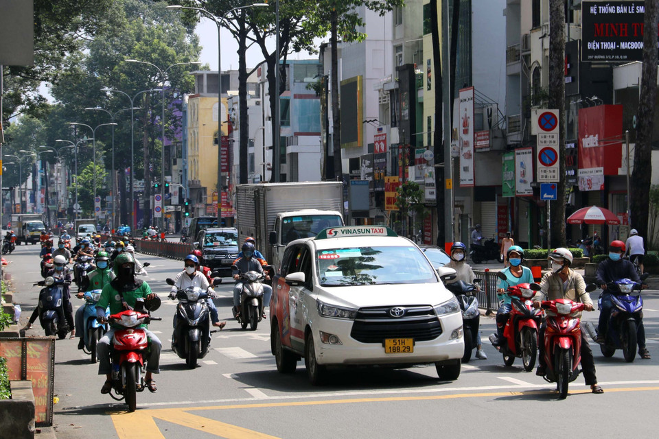 Đông đúc người xe lưu thông trên đường 3/2, Quận 10, TP Hồ Chí Minh. (Ảnh: Thanh Vũ/TTXVN)