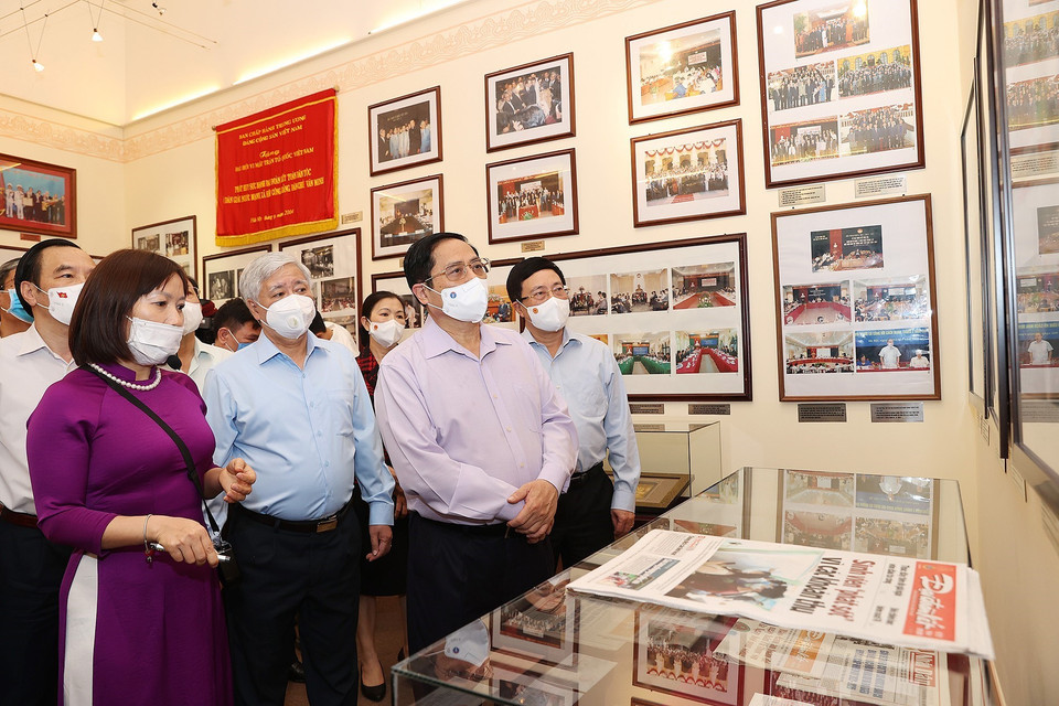 Thủ tướng Phạm Minh Chính thăm Phòng truyền thống của Ủy ban Trung ương Mặt trận Tổ quốc Việt Nam. (Ảnh: Dương Giang/TTXVN)
