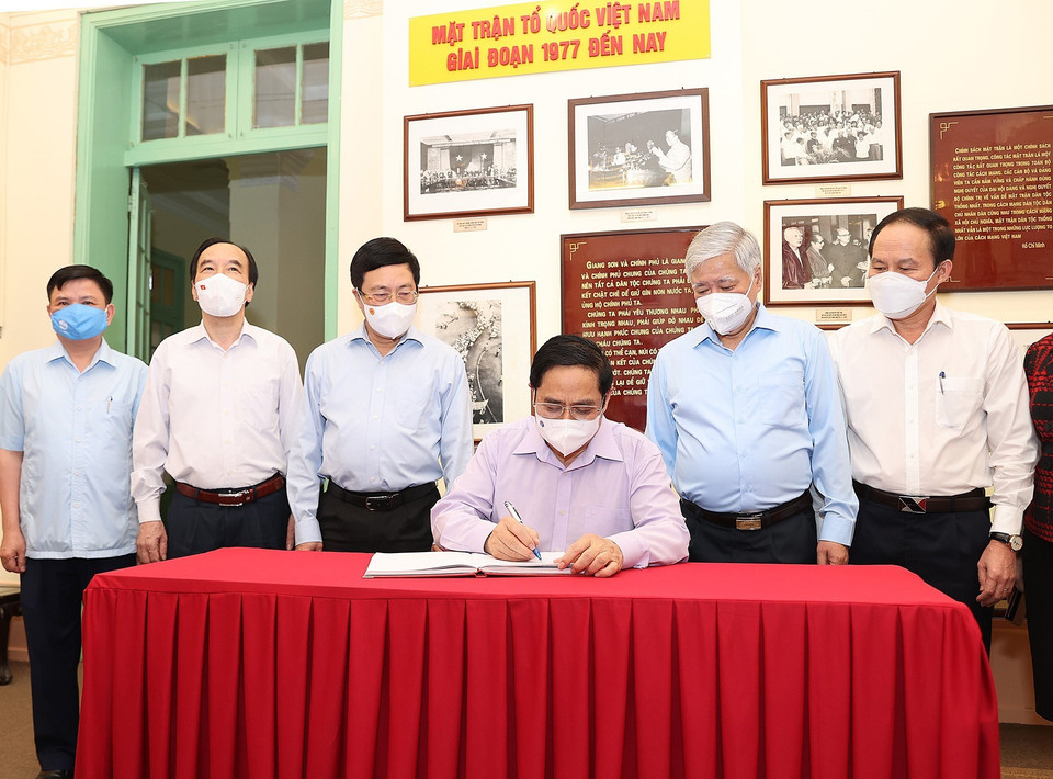  Thủ tướng Phạm Minh Chính ghi cảm tưởng vào Sổ lưu niệm trong Phòng truyền thống của Ủy ban Trung ương Mặt trận Tổ quốc Việt Nam. (Ảnh: Dương Giang/TTXVN)