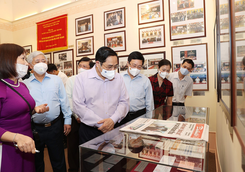 Thủ tướng Phạm Minh Chính thăm Phòng truyền thống của Ủy ban Trung ương Mặt trận Tổ quốc Việt Nam. (Ảnh: Dương Giang/TTXVN)