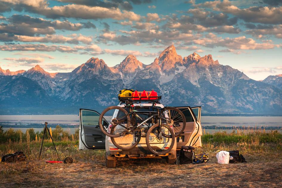 Cắm trại trong công viên quốc gia Grand Teton (Mỹ). Nơi đây vẫn còn những bãi tuyết chưa tan hết, dù đã là đầu mùa hè. (Nguồn: Nat Geo)