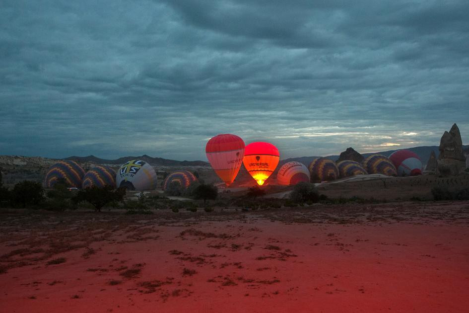  Khinh khí được bơm khí nóng vào lúc bình minh ở Cappadocia, Thổ Nhĩ Kỳ. Nơi đây nổi tiếng với dịch vụ “dạo chơi” trên bầu trời bằng các khinh khí cầu đầy màu sắc, giúp du khách chiêm ngưỡng toàn bộ vẻ đẹp của cao nguyên đá Cappadocia. (Nguồn: Nat Geo)