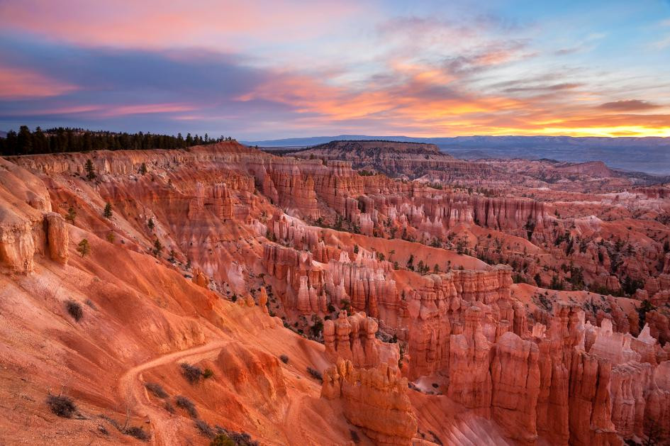 Ánh bình minh nhuộm đỏ công viên quốc gia Bryce Canyon ở Utah, Mỹ. Những ai đã từng đặt chân đến Bryce Canyon đều bị mê hoặc bởi vẻ đẹp kỳ lạ của những vách đá với các màu trắng, đỏ và cam, do sự lắng đọng trầm tích tao thành. (Nguồn: Nat Geo)