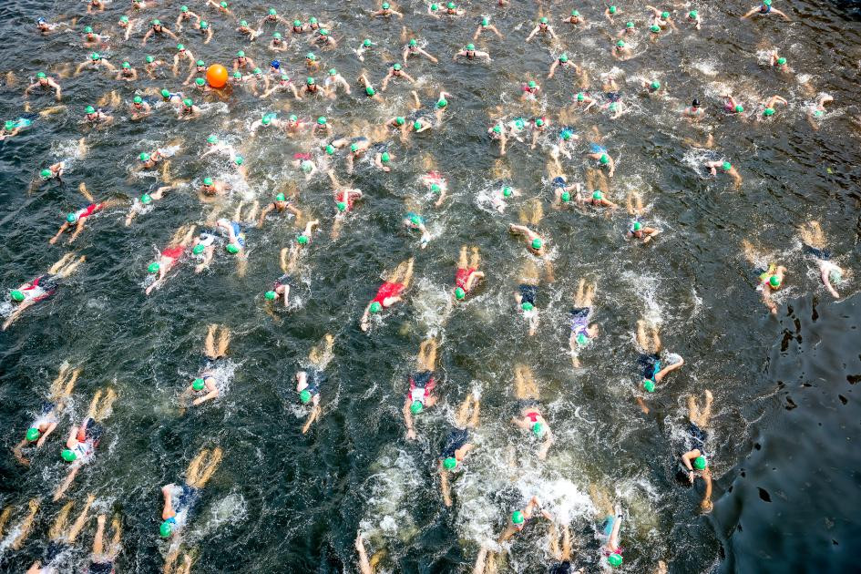 Vận động viên tham gia cuộc thi 3 môn phối hợp Triathlon Berlin, được tổ chức hàng năm vào tháng Sáu ở Đức. Trong phần thi bơi, các vận động viên phải bơi dọc sông Spree ở công viên quốc gia Treptower. (Nguồn: Nat Geo)
