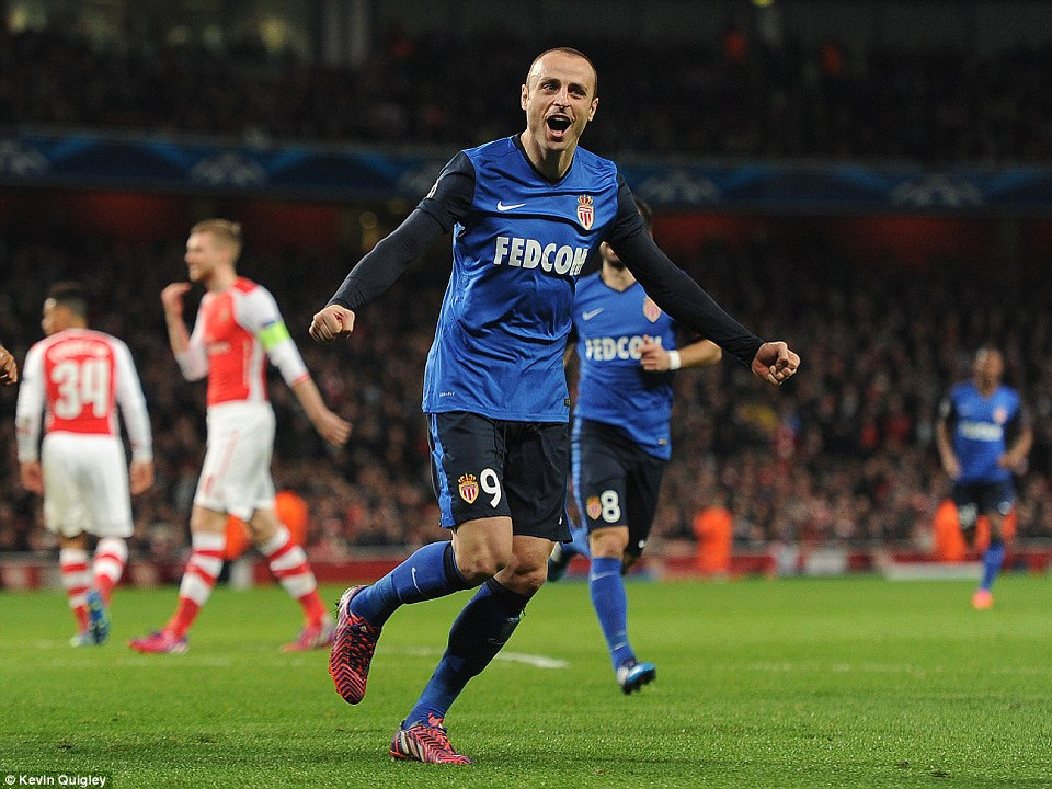 Không những thế, ngay đầu hiệp 2, Pháo thủ còn phải nhận bàn thua thứ 2 và người lập công chính là Dimitar Berbatov - cầu thủ từng có nhiều năm thi đấu tại Premier League.