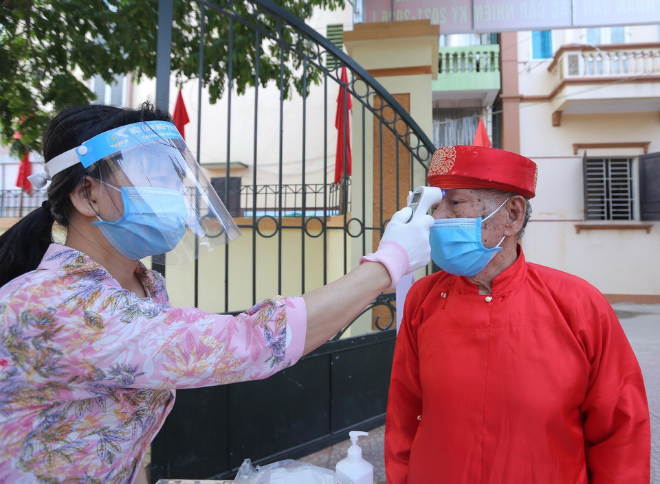  Đến từ 6h20 ngày 23/5, cử tri Nguyễn Lân Cách (sinh năm 1934, thôn Hữu Cước, xã Liên Hồng, Đan Phượng) được đo thân nhiệt trước khi vào khu vực bầu cử. (Ảnh: Hoàng Hiếu/TTXVN)