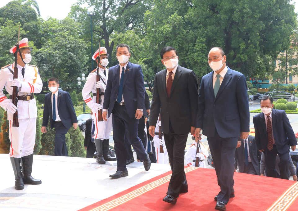 Chủ tịch nước Nguyễn Xuân Phúc đón Tổng Bí thư, Chủ tịch nước Lào Thongloun Sisoulith. (Ảnh: Lâm Khánh/TTXVN)