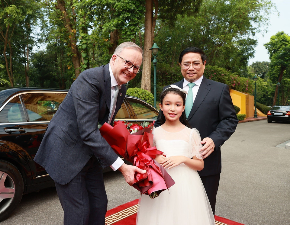 Thiếu nhi Thủ đô tặng hoa chào mừng Thủ tướng Australia Anthony Albanese. (Ảnh: Dương Giang/TTXVN)
