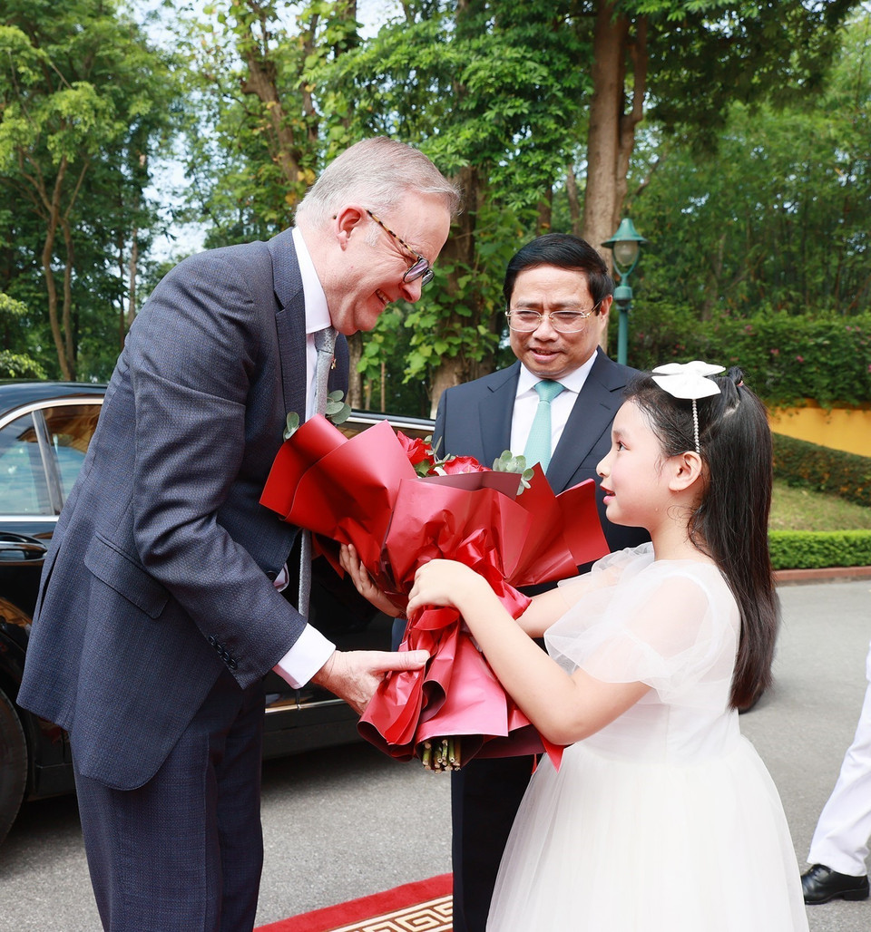 Thiếu nhi Thủ đô tặng hoa chào mừng Thủ tướng Australia Anthony Albanese. (Ảnh: Dương Giang/TTXVN)