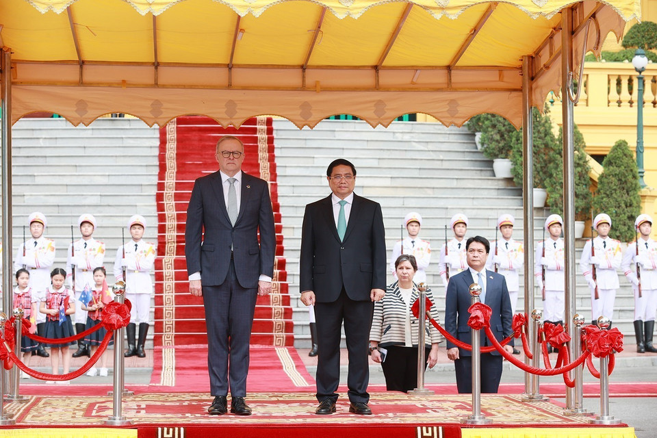 Thủ tướng Phạm Minh Chính và Thủ tướng Australia Anthony Albanese nghe quân nhạc cử Quốc thiều hai nước. (Ảnh: Dương Giang/TTXVN)