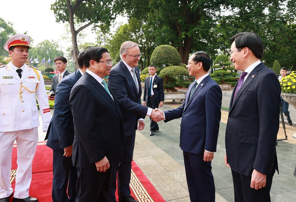 Thủ tướng Phạm Minh Chính giới thiệu với Thủ tướng Australia Anthony Albanese thành viên đoàn Việt Nam tham dự lễ đón. (Ảnh: Dương Giang/TTXVN)