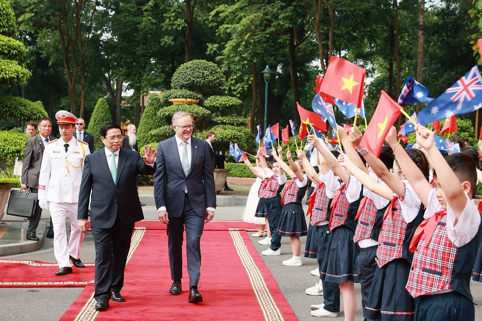 Thủ tướng Phạm Minh Chính và Thủ tướng Australia Anthony Albanese với thiếu nhi thủ đô. (Ảnh: Dương Giang/TTXVN)