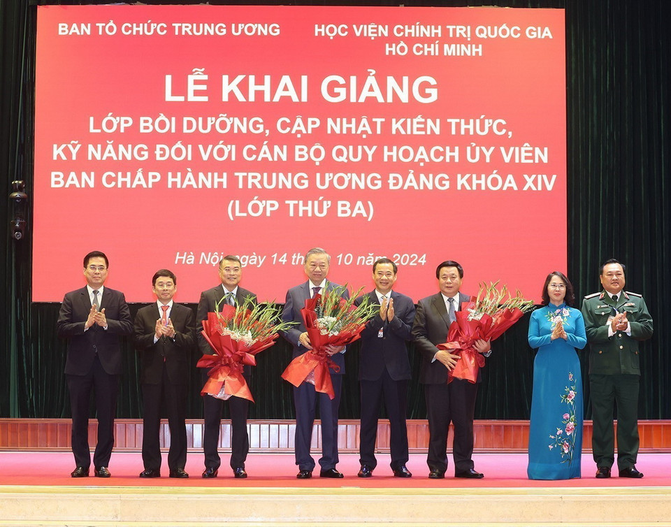 Đại diện Lớp bồi dưỡng kiến thức tặng hoa Tổng Bí thư, Chủ tịch nước Tô Lâm cùng các đồng chí lãnh đạo Đảng, Nhà nước. (Ảnh: Trí Dũng/TTXVN)