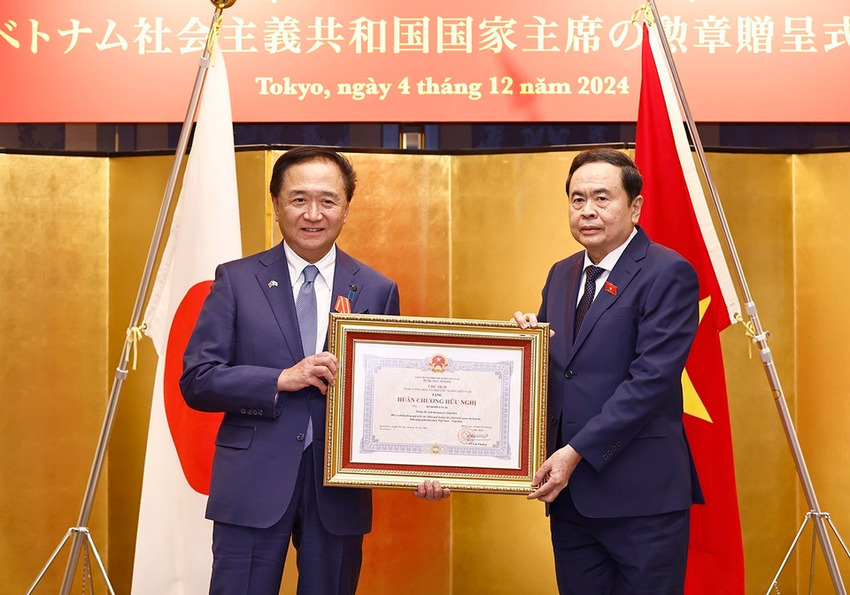 Chủ tịch Quốc hội Trần Thanh Mẫn trao tặng Huân chương Hữu nghị của Chủ tịch nước cho Thống đốc tỉnh Kanagawa Kuroiwa Yuji. (Ảnh: Doãn Tấn/TTXVN)