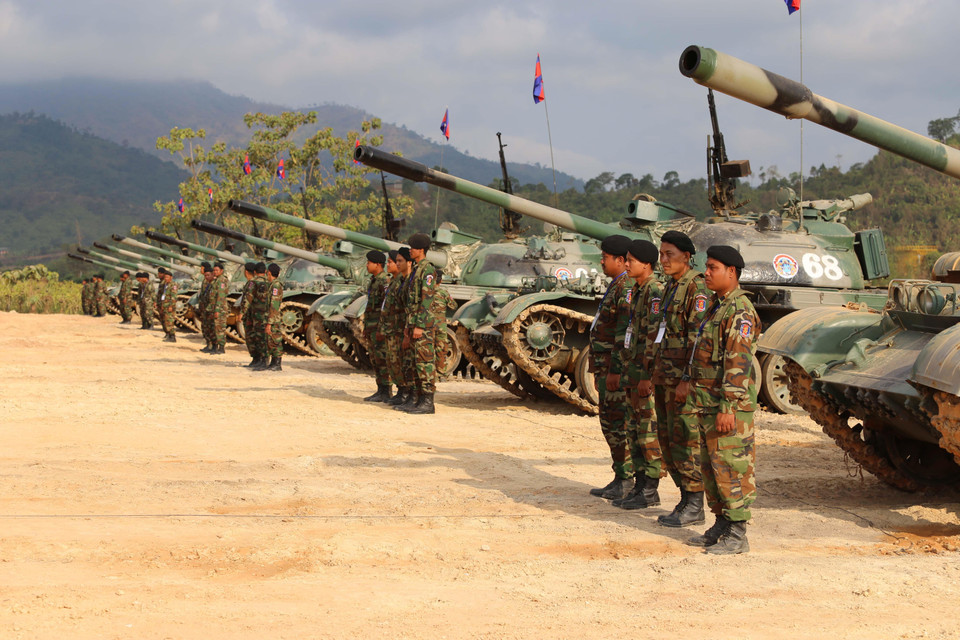 Đội hình xe tăng Campuchia tham gia tập trận. (Nguồn: Nhóm phóng viên CQTT TTXVN tại Campuchia)