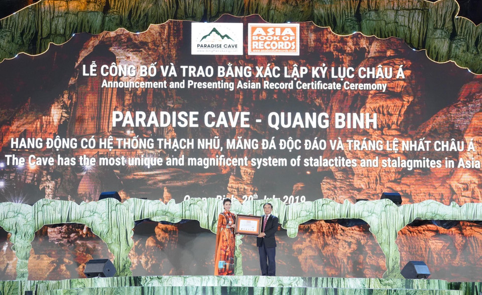 Đại diện Hội đồng Kỷ lục Châu Á trao bằng chứng nhận xác lập kỷ lục Động Thiên Đường là Hang động có hệ thống thạch nhũ, măng đá độc đáo và tráng lệ nhất Châu Á. (Ảnh: TTXVN)