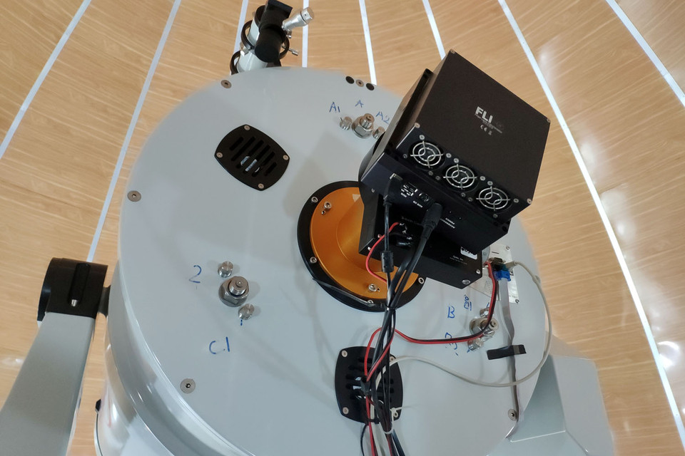 Phía sau kính thiên văn quang học. (Ảnh: T.H/Vietnam+)