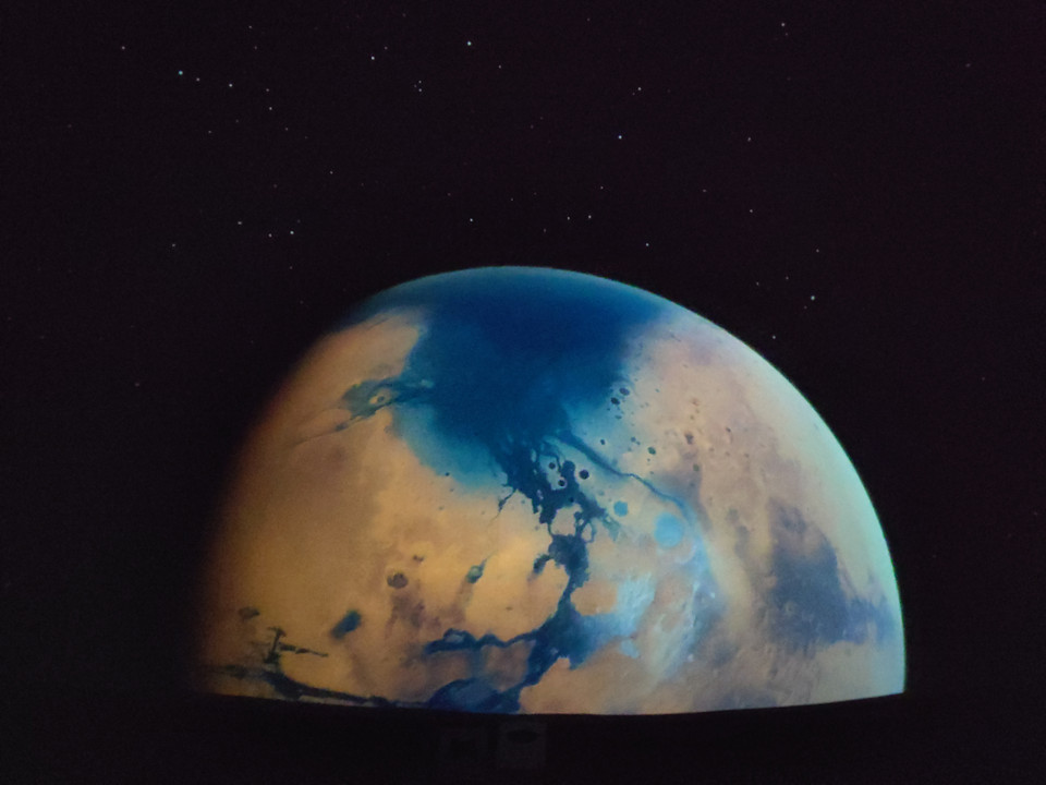 Cạnh Đài thiên văn, một nhà chiếu hình vũ trụ cũng được xây dựng với 100 chỗ ngồi với đường kính 12m được thiết kế với màn hình dạng mái vòm. (Hình ảnh chụp được từ một bộ phim về vũ trụ tại nhà chiếu hình: T.H/Vietnam+)