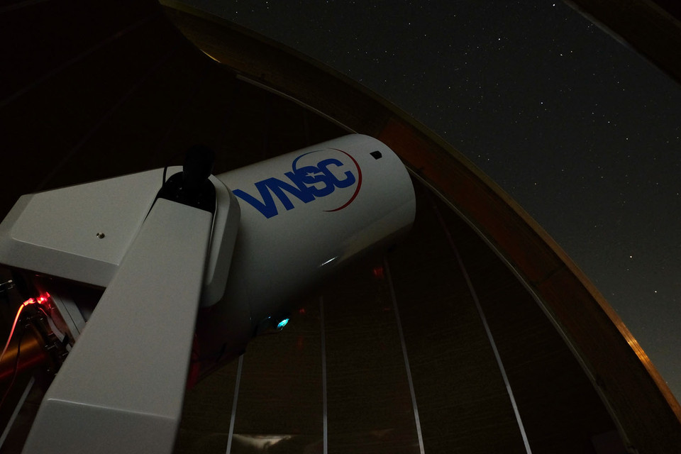 Đài thiên văn Hà Nội có một kính thiên văn quang học đường kính 0,5 m, cấu trúc dẫn động đồng bộ với mái vòm điều khiển tự động, được trang bị một máy ghi nhận hình ảnh chuyên dụng và một bộ phân tích phổ chất lượng cao. (Ảnh: Phạm Việt Dũng)