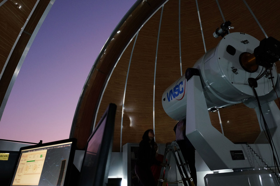 Kính này có thể giúp tìm kiếm thiên thể gần Trái đất, nghiên cứu khí quyển, đo phổ vạch của các sao để thu thông tin về loại sao... (Ảnh: Phạm Việt Dũng)