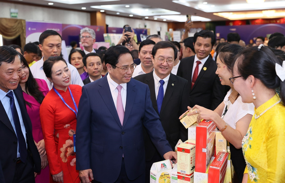 Thủ tướng Phạm Minh Chính thăm gian hàng trưng bày sản phẩm đổi mới sáng tạo. (Ảnh: Dương Giang/TTXVN)