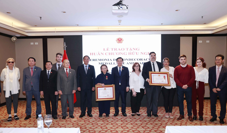 Chủ tịch Quốc hội Vương Đình Huệ với lãnh đạo Viện văn hóa Argentina-Việt Nam, Chủ tịch ICAV Poldi María Sosan cùng các đại biểu tham dự buổi lễ. (Ảnh: Doãn Tấn/TTXVN)