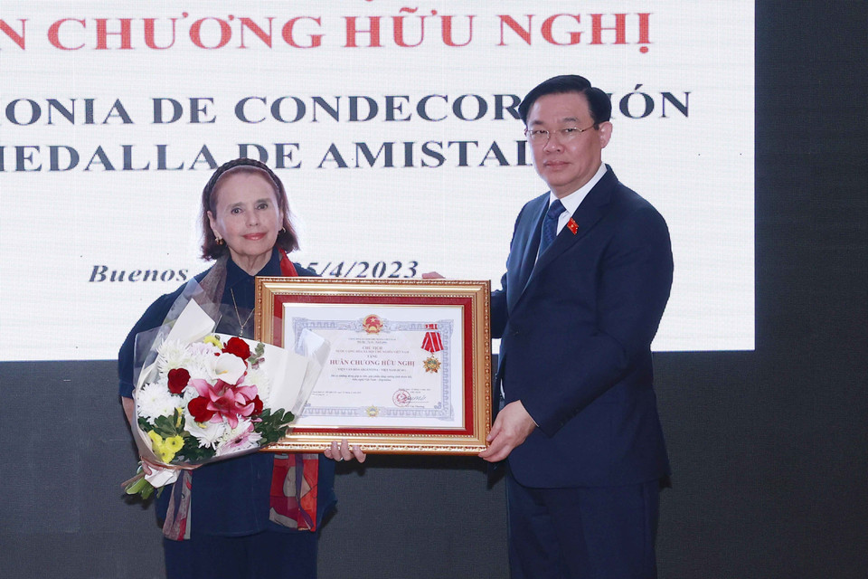 Chủ tịch Quốc hội Vương Đình Huệ trao tặng Huân chương Hữu nghị cho Viện văn hóa Argentina-Việt Nam. (Ảnh: Doãn Tấn/TTXVN)