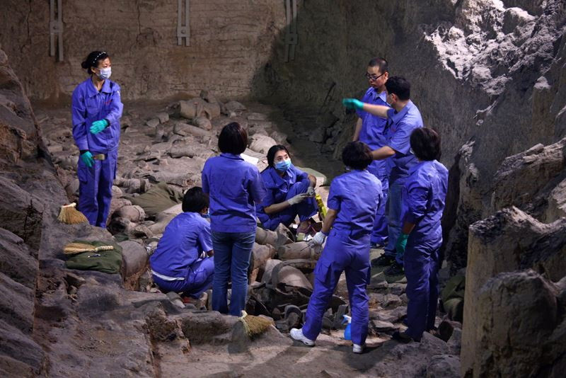 Lăng mộ Tần Thủy Hoàng là lăng mộ ngầm lớn nhất thế giới. Bên trong lăng mộ, một đội quân gồm hơn 7.000 tượng binh sỹ và ngựa chiến bằng đất nung có kích thước y như thật (còn được gọi là Đội quân Đất nung) đã được tìm thấy khi lăng mộ được khai quật hồi năm 1974 và được coi là một kiệt tác của nghệ thuật mai táng.(Nguồn: CCTVNews)