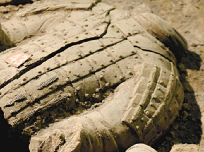 Trong lần khai quật thứ nhất hồi những năm 1990, có 8 bức tượng đất nung không bị vỡ nát và còn nguyên màu sắc được tìm thấy.(Nguồn: CCTVNews)