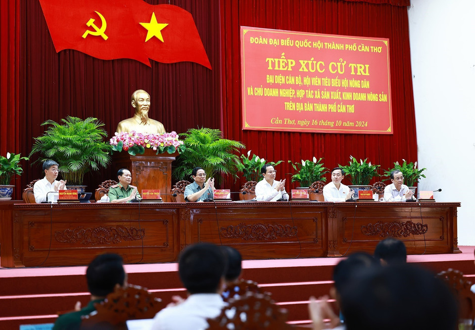 Thủ tướng Phạm Minh Chính và Đoàn đại biểu Quốc hội thành phố Cần Thơ tại hội nghị tiếp xúc cử tri. (Ảnh: Dương Giang/TTXVN)