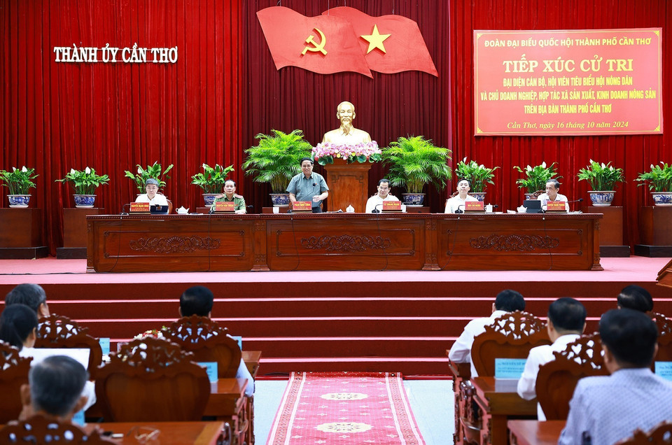 Thủ tướng Phạm Minh Chính phát biểu tại Hội nghị tiếp xúc cử tri thành phố Cần Thơ. (Ảnh: Dương Giang/TTXVN)