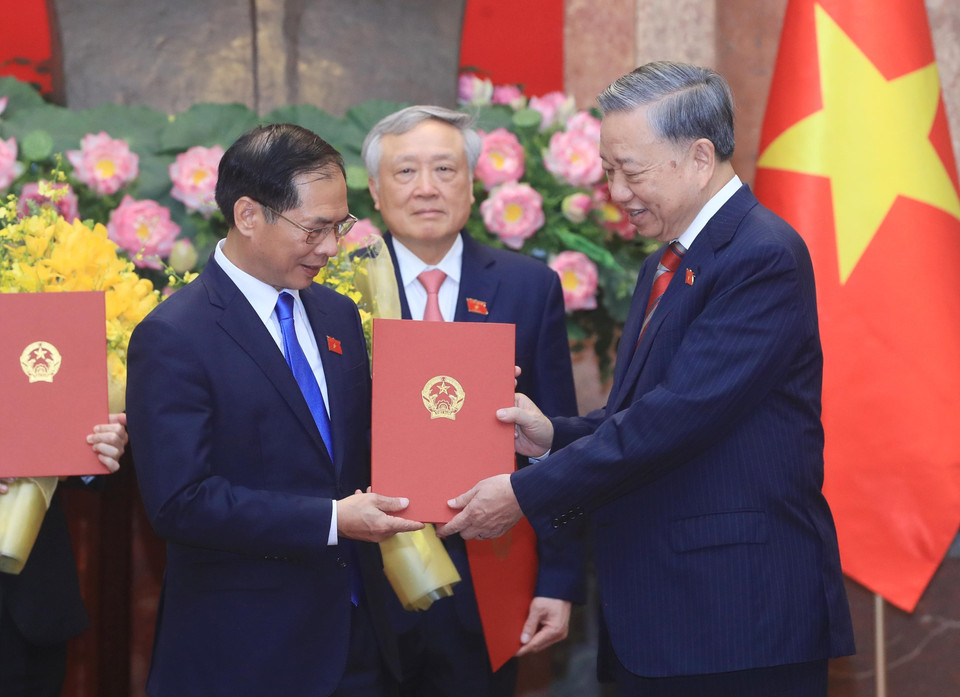 Tổng Bí thư, Chủ tịch nước Tô Lâm trao Quyết định bổ nhiệm cho Phó Thủ tướng Bùi Thanh Sơn. (Ảnh: Lâm Khánh/TTXVN)