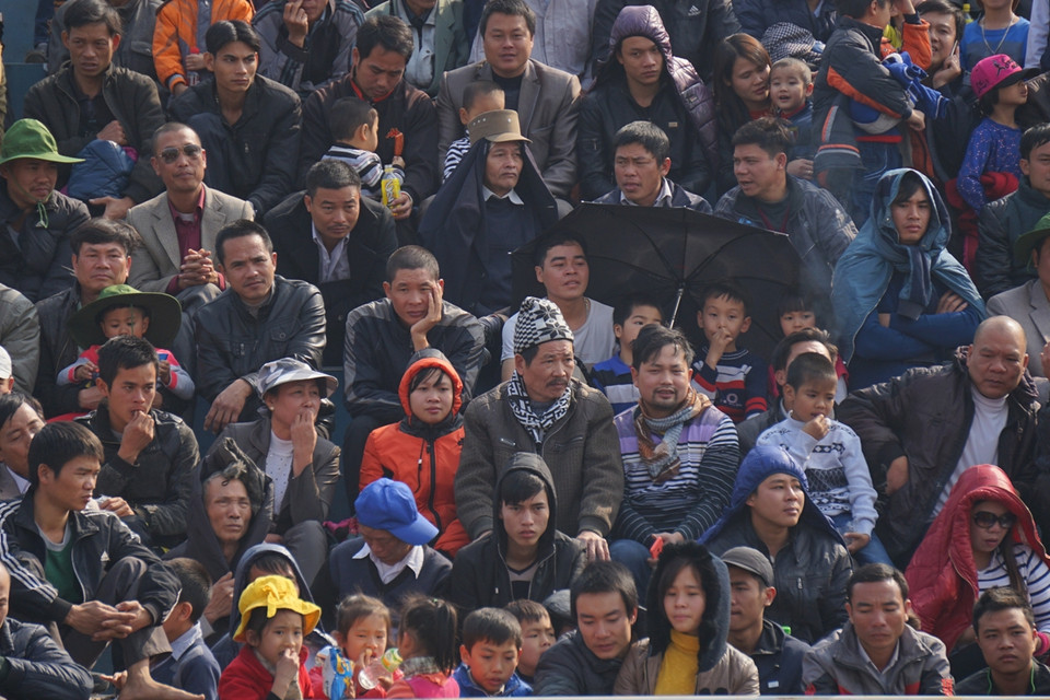 Hàng ngàn người dân vây kín các khán đài để xem các 'ngưu thủ' đấu võ. (Ảnh: PV/Vietnam+)
