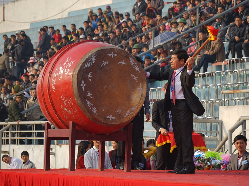 Phó Chủ tịch Thường trực Ủy ban Nhân dân huyện Phúc Thọ đánh trống khai mạc hội chọi trâu. (Ảnh: PV/Vietnam+)