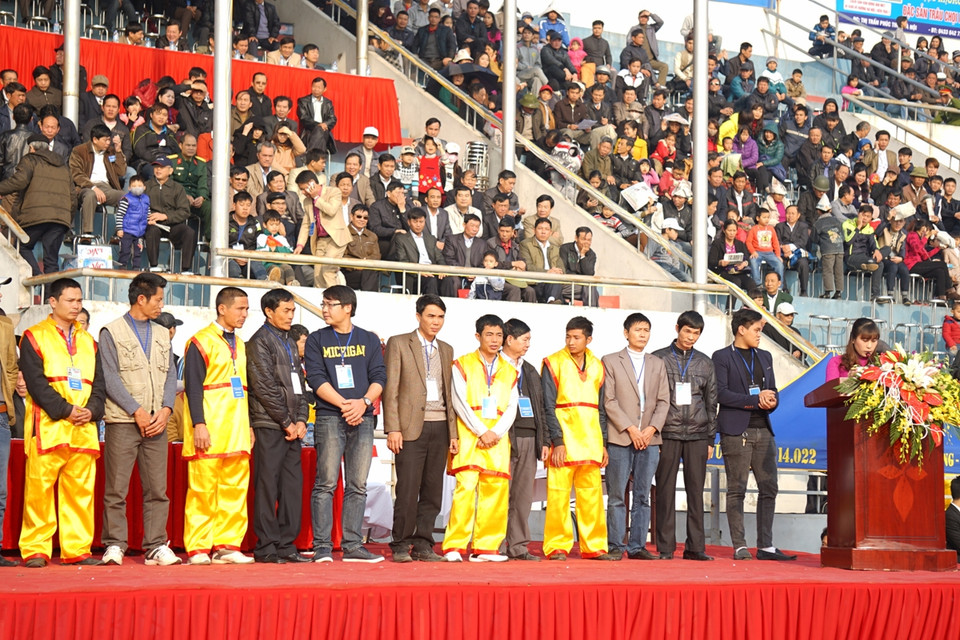 Các chủ trâu và nhà tài trợ chụp ảnh lưu niệm. (Ảnh: PV/Vietnam+)