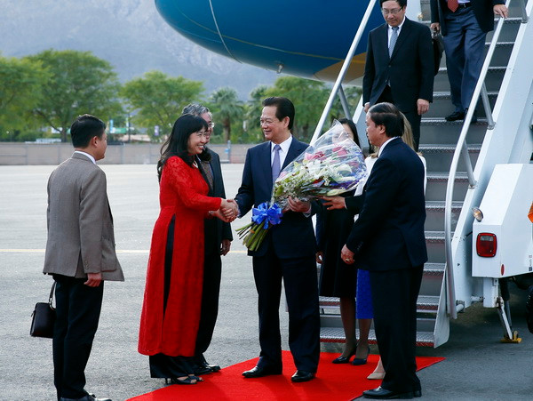 Quang cảnh lễ đón Thủ tướng Nguyễn Tấn Dũng tại sân bay Palm Springs, bang California, Hoa Kỳ. (Ảnh: Đức Tám/TTXVN)