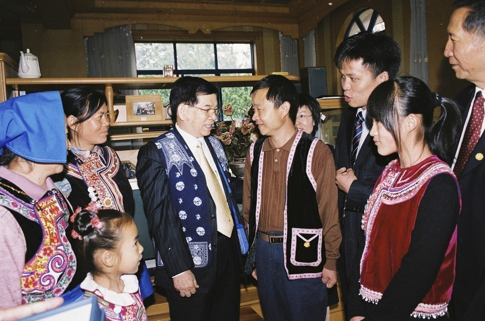 Chủ tịch nước Nguyễn Minh Triết thăm gia đình nông dân làm kinh tế giỏi ở thị trấn Đoàn Kết, quận Tây Sơn, thành phố Côn Minh, tỉnh Vân Nam, trong chuyến thăm hữu nghị chính thức Trung Quốc từ ngày 15-18/5/2007. (Ảnh: Nguyễn Khang/TTXVN)