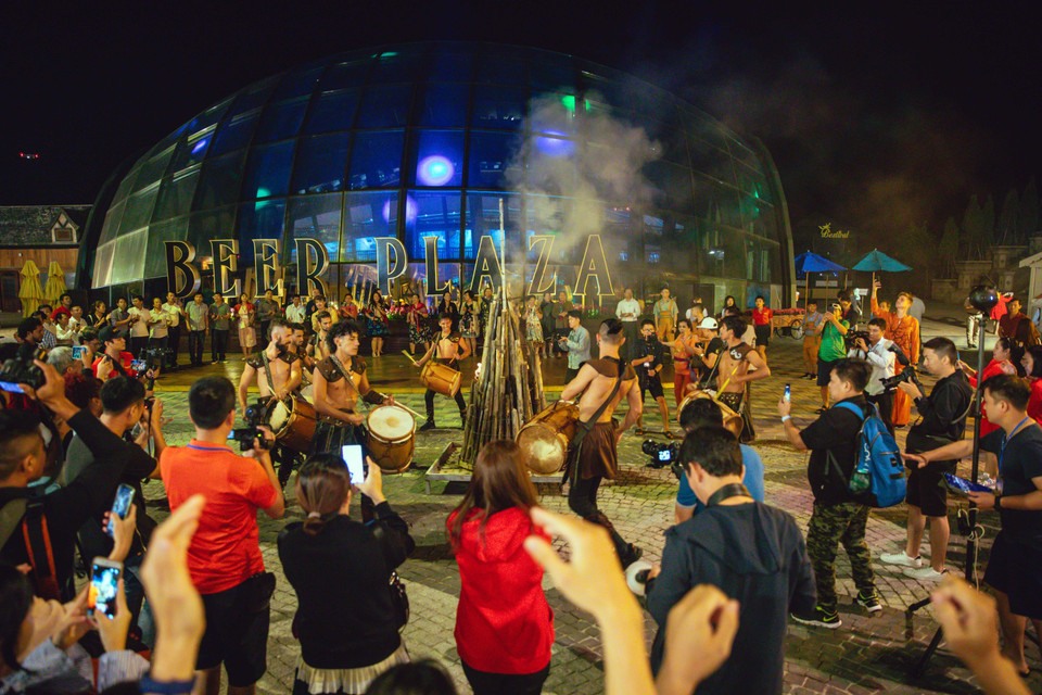 Du khách tham gia các hoạt động văn hóa nghệ thuật về đêm tại khu du lịch Bà Nà Hills. (Ảnh: TTXVN)