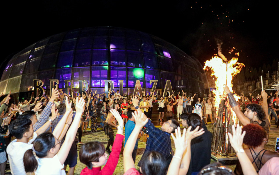 Du khách tham gia các hoạt động văn hóa nghệ thuật về đêm tại khu du lịch Bà Nà Hills. (Ảnh: TTXVN)