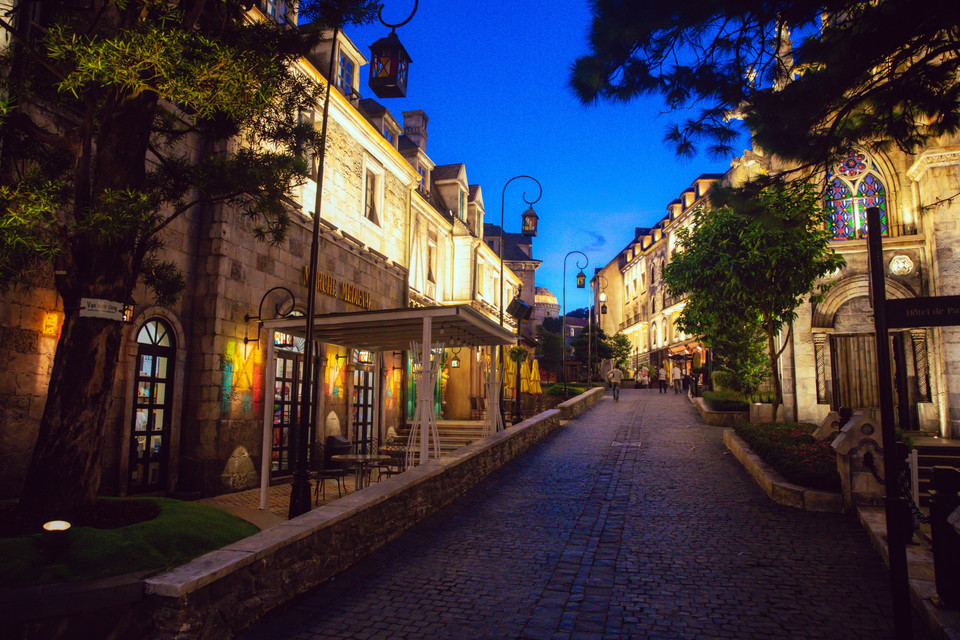 Một góc khu du lịch Bà Nà Hills lung linh về đêm. (Ảnh: TTXVN)