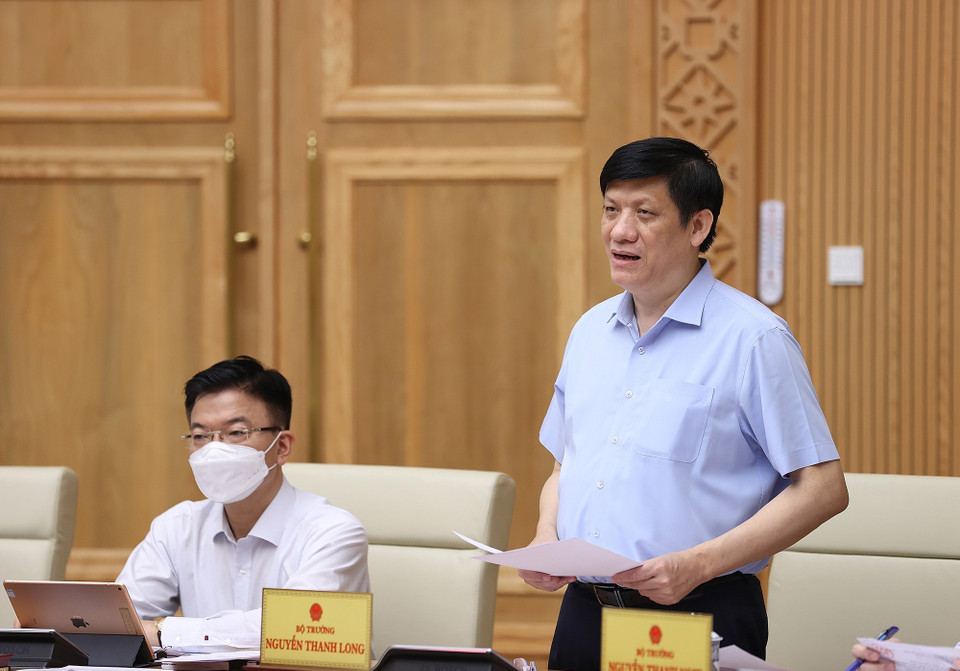 Bộ trưởng Bộ Y tế Nguyễn Thanh Long báo cáo công tác phòng, chống dịch COVID-19. (Ảnh: Dương Giang/TTXVN)