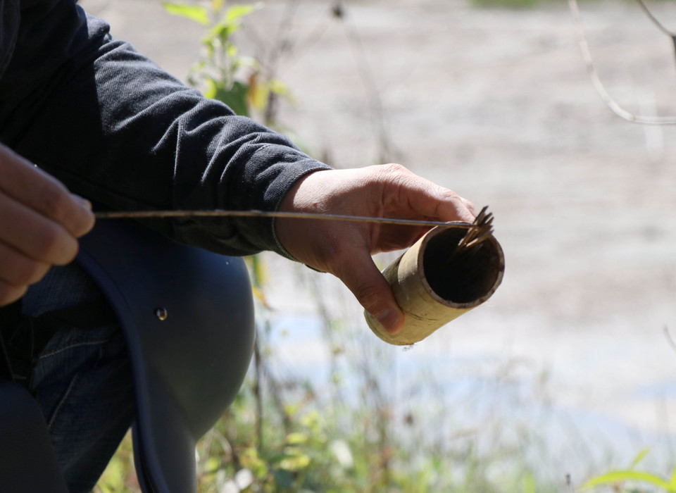 Những que nhựa được cất giữ, bảo quản trong những ống nứa để giữ được dộ kết dính mạnh nhất. (Ảnh: Xuân Tiến/TTXVN)