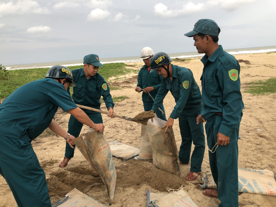 Người dân xã Bình Hải, Bình Sơn, Quảng Ngãi gia cố nhà cửa phòng, chống bão số 9. (Ảnh: TTXVN phát)
