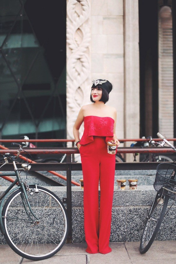 Jumpsuit đỏ với những họa tiết thêu đính rất tinh tế.