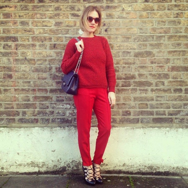 Gam màu đỏ trầm cũng rất được lòng các tín đồ thời trang. Bạn có thể phối với phụ kiện màu đen để khiến set đồ hài hòa.