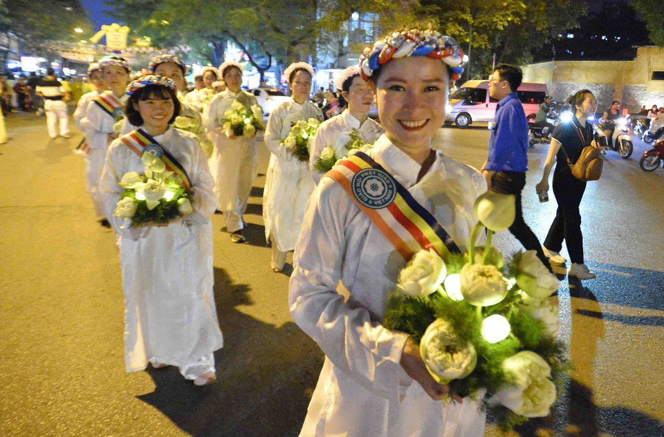 Mừng ngày đản sinh của đức Thế Tôn, hàng ngàn Phật tử cùng nhau cung rước xá lợi Phật theo các tuyến phố Quán Sứ-Lý Thường Kiệt-Bà Triệu-Nguyễn Du-Trần Bình Trọng-Trần Hưng Đạo qua Cung Văn hóa Hữu nghị Việt Xô về chùa Quán Sứ. (Ảnh: Minh Đức/TTXVN)