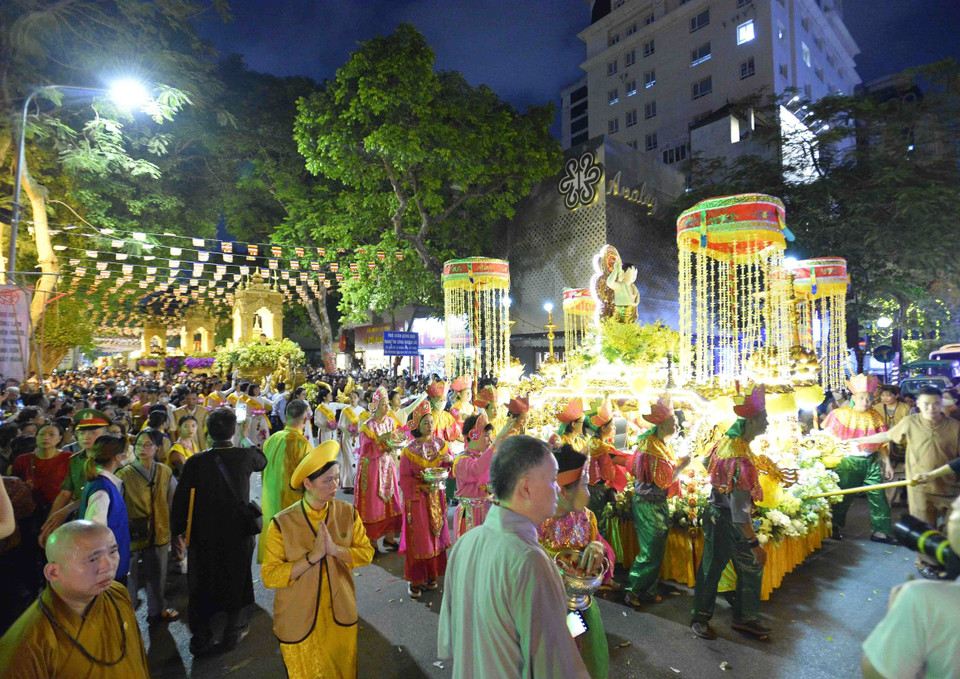 Phật tử cung rước xá lợi Phật theo các tuyến phố Quán Sứ-Lý Thường Kiệt-Bà Triệu-Nguyễn Du-Trần Bình Trọng-Trần Hưng Đạo qua Cung Văn hóa Hữu nghị Việt Xô về chùa Quán Sứ. (Ảnh: Minh Đức/TTXVN)