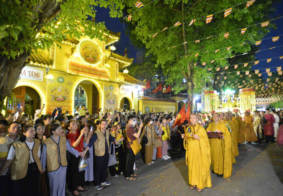 Rước xá lợi Phật chào mừng Đại lễ Phật đản PL.2567-DL.2023. (Ảnh: Minh Đức/TTXVN)